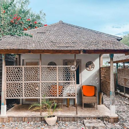 Bungalow Cafe Gili Beachfront Гили-Мено Экстерьер фото