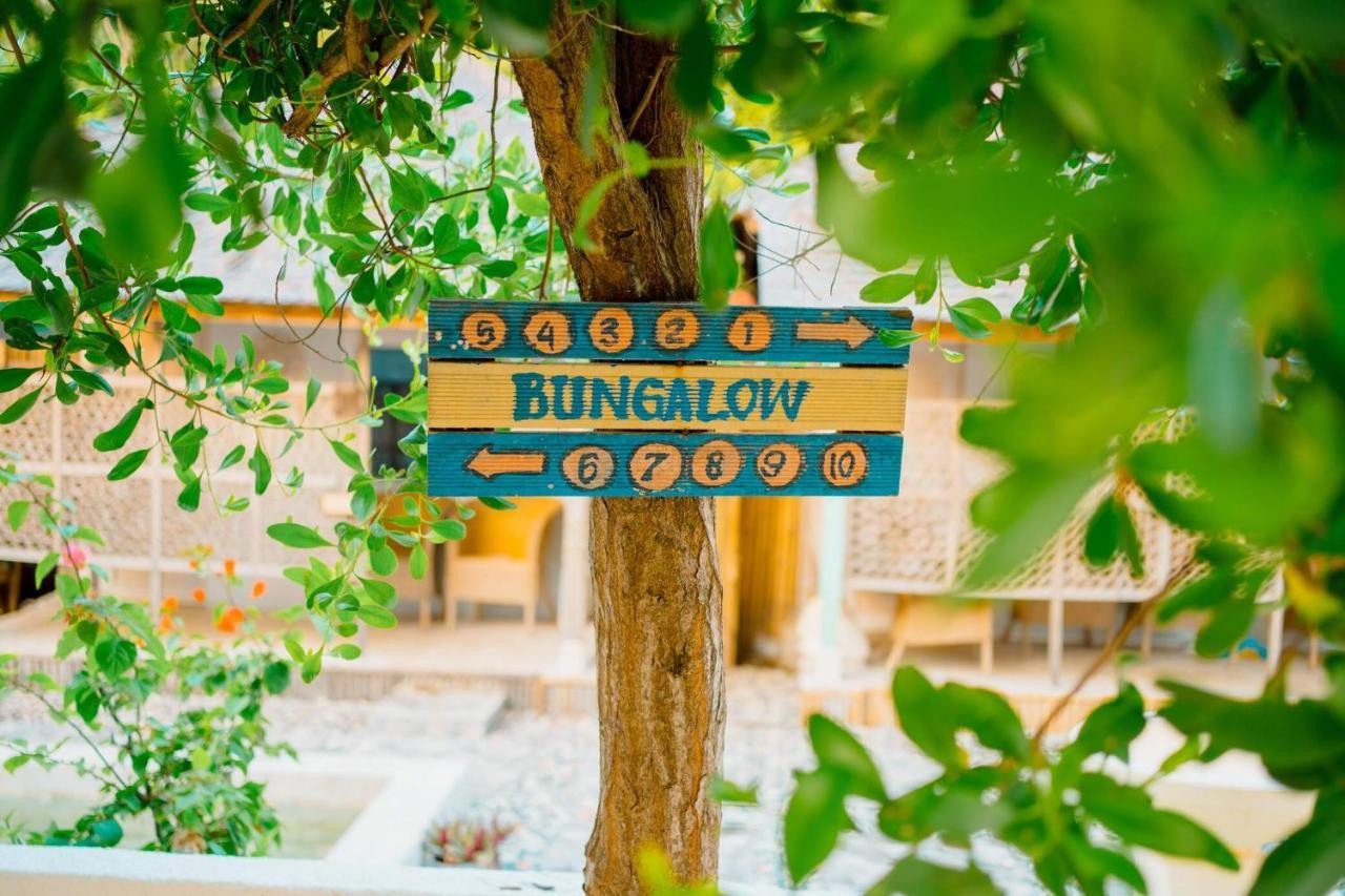 Bungalow Cafe Gili Beachfront Гили-Мено Экстерьер фото