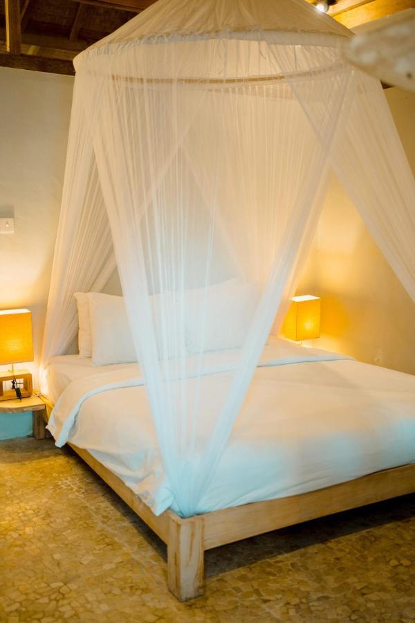 Bungalow Cafe Gili Beachfront Гили-Мено Экстерьер фото