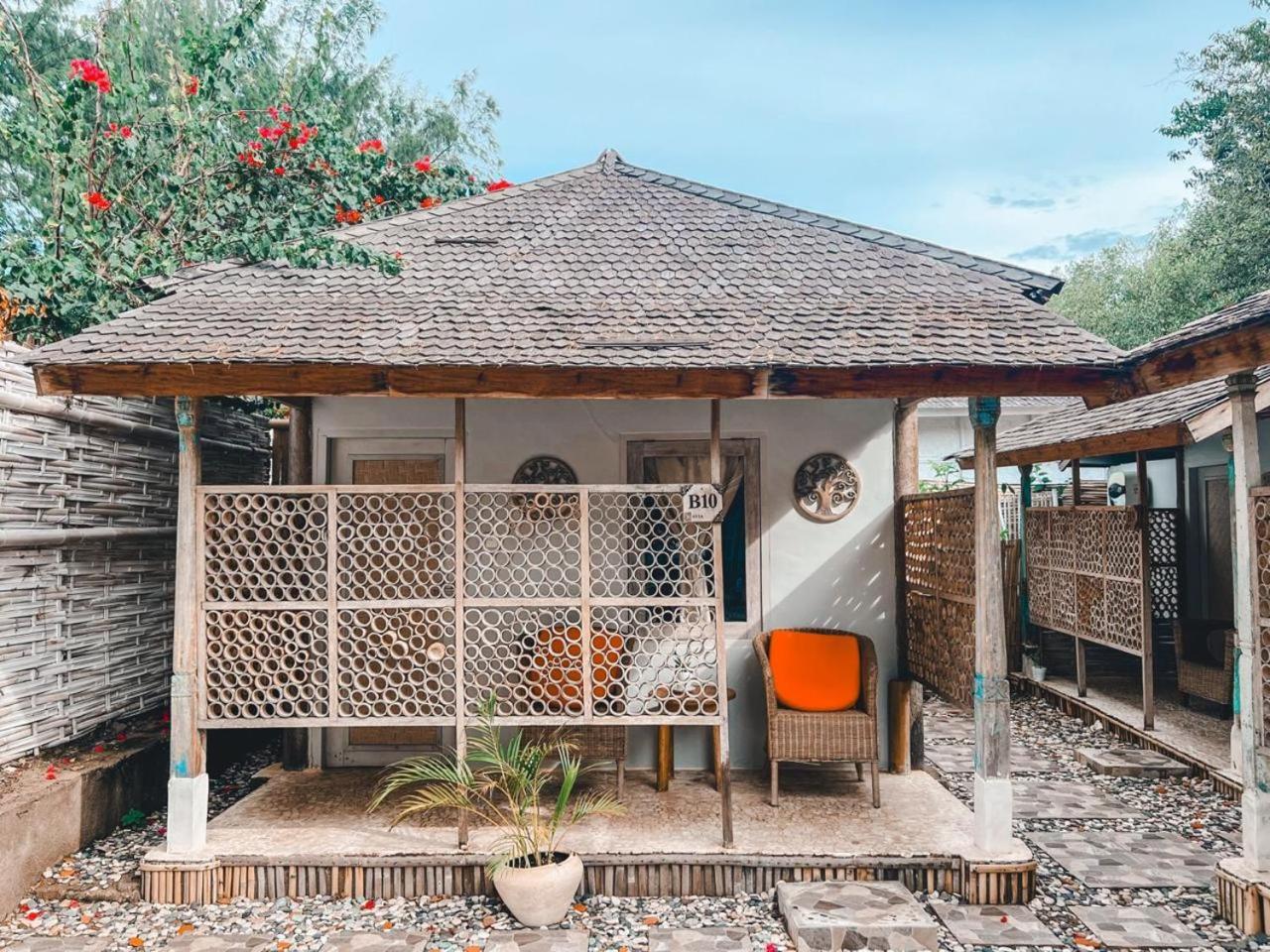 Bungalow Cafe Gili Beachfront Гили-Мено Экстерьер фото