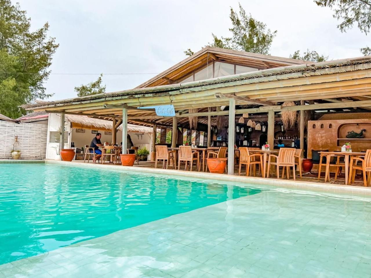 Bungalow Cafe Gili Beachfront Гили-Мено Экстерьер фото
