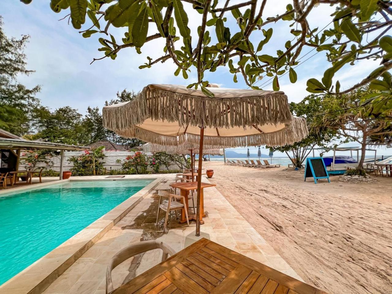 Bungalow Cafe Gili Beachfront Гили-Мено Экстерьер фото