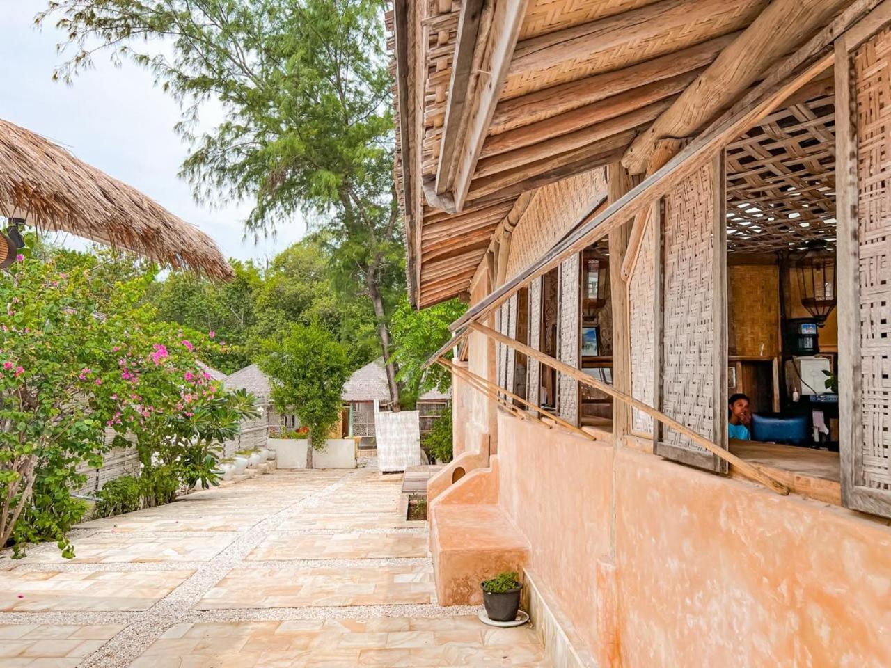 Bungalow Cafe Gili Beachfront Гили-Мено Экстерьер фото